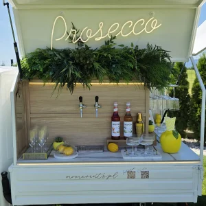 Wnętrze mobilnego baru Prosecco Van widziane z przodu