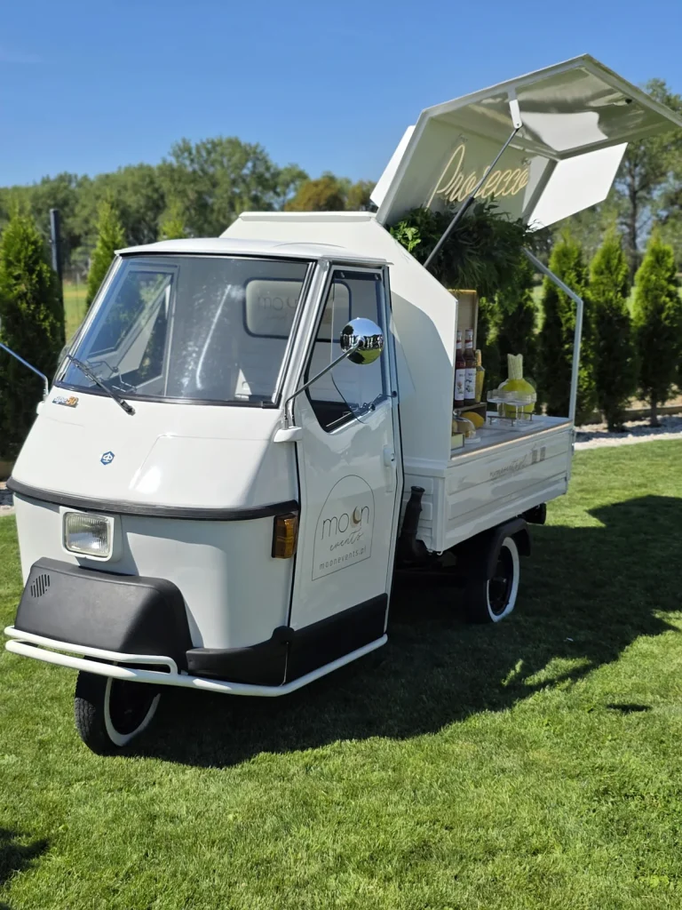 Prosecco Van MoonEvents od strony kabiny na trawniku
