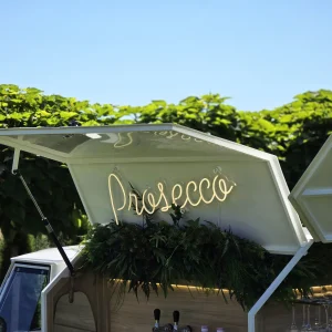 Neon Prosecco i zielona dekoracja mobilnego baru